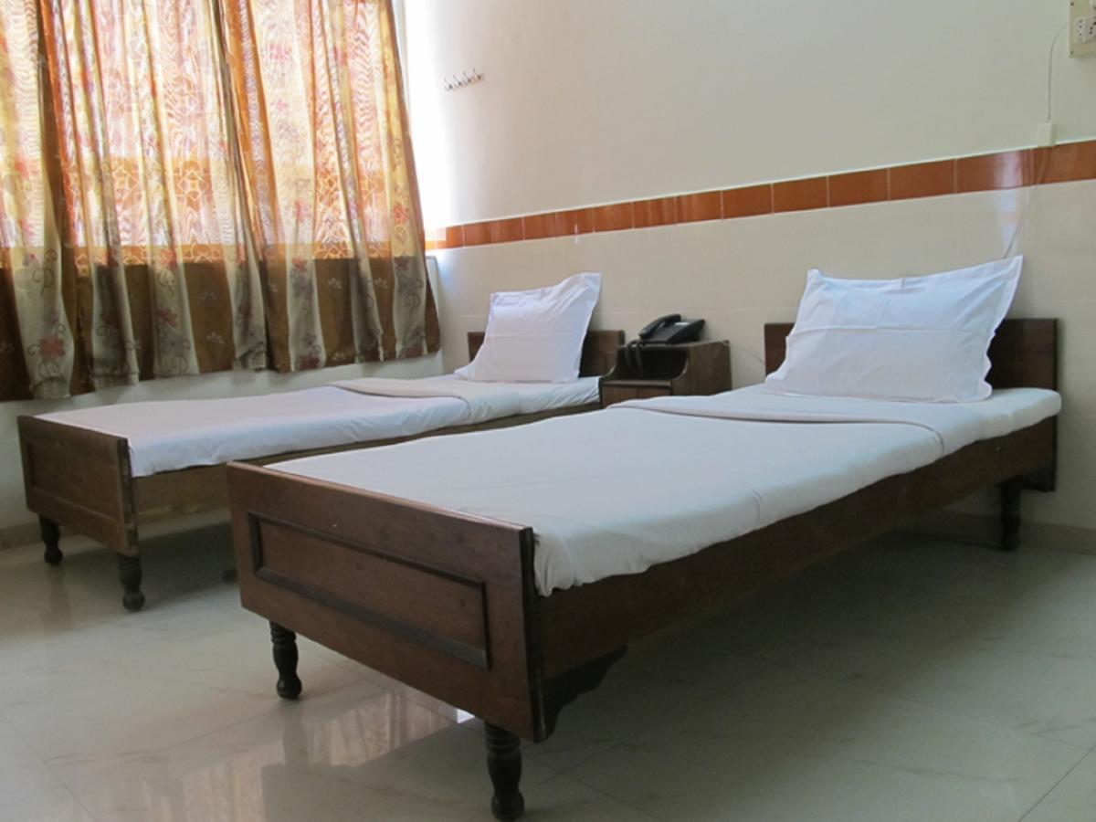 Diamond Hotel Daman Exterior photo